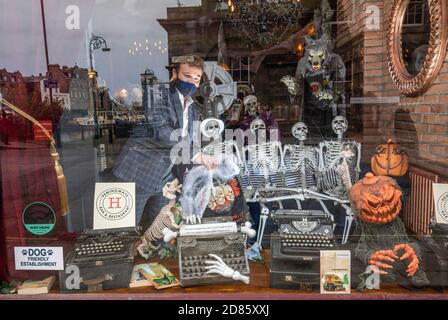 Chris Doherty, Eigentümer von Hemingway's in Leith, Edinburgh, hat sein leeres Restaurant mit Skeletten dekoriert. Das Restaurant muss während der aktuellen Sperrungsbeschränkungen im Zentralgürtel Schottlands geschlossen bleiben. Stockfoto