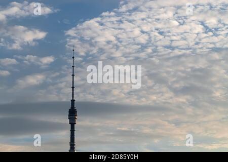 Ostankino TV Tower Silhouette in Moskau gegen bewölkten Himmel. Russische Medien, Stockfoto