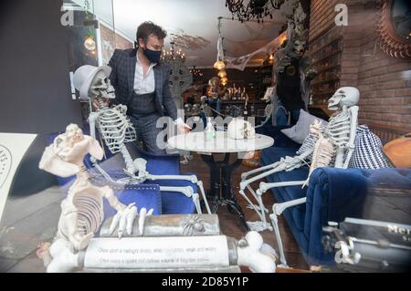 Chris Doherty, Eigentümer von Hemingway's in Leith, Edinburgh, hat sein leeres Restaurant mit Skeletten dekoriert. Das Restaurant muss während der aktuellen Sperrungsbeschränkungen im Zentralgürtel Schottlands geschlossen bleiben. Stockfoto