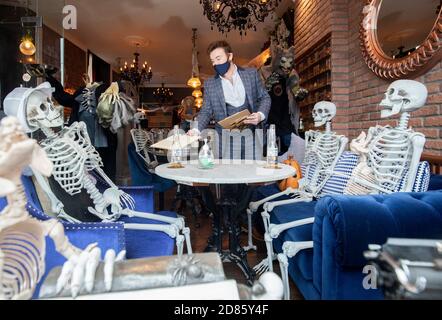 Chris Doherty, Eigentümer von Hemingway's in Leith, Edinburgh, hat sein leeres Restaurant mit Skeletten dekoriert. Das Restaurant muss während der aktuellen Sperrungsbeschränkungen im Zentralgürtel Schottlands geschlossen bleiben. Stockfoto