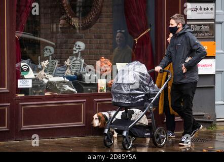 Hemingway's Restaurant in Leith, Edinburgh wurde mit Skeletten dekoriert. Das Restaurant ist leer, da es während der aktuellen Sperrungen im Zentralgürtel Schottlands geschlossen bleiben muss. Stockfoto