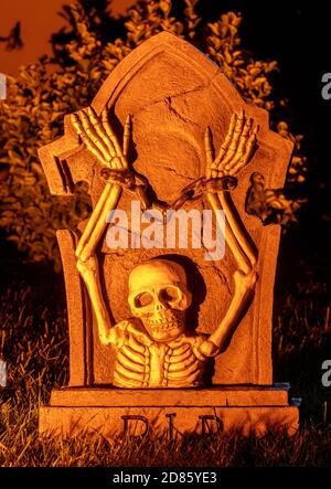 Skelett mit Handschellen aus Grabstein Stockfoto