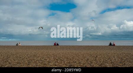 Leute am Strand, Southwold, Suffolk, Großbritannien Stockfoto