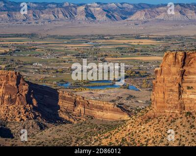 Blick auf den unteren Bereich des Monument Canyon vom Rim Rock Drive, Colorado National Monument in der Nähe von Grand Junction, Colorado. Stockfoto