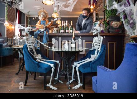 Chris Doherty, Eigentümer von Hemingway's in Leith, Edinburgh, hat sein leeres Restaurant mit Skeletten dekoriert. Das Restaurant muss während der aktuellen Sperrungsbeschränkungen im Zentralgürtel Schottlands geschlossen bleiben. Stockfoto