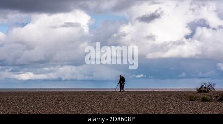 Mann mit Metalldetektor am Strand, Southwold, Suffolk, Großbritannien Stockfoto