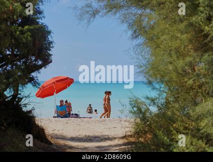 Touristen und Einheimische genießen „Spiagge Bianche“, den weißen Sandstrand in Rosignano Solvay, Italien, am 1. September 2020. Der Strand soll wegen der chemischen Verschmutzung einer nahegelegenen Fabrik in den 1990er Jahren hochgiftig sein, aber es ist immer noch eine Touristenattraktion. © Peter Schatz / Alamy Stock Photos Stockfoto