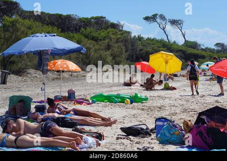 Touristen und Einheimische genießen „Spiagge Bianche“, den weißen Sandstrand in Rosignano Solvay, Italien, am 1. September 2020. Der Strand soll wegen der chemischen Verschmutzung einer nahegelegenen Fabrik in den 1990er Jahren hochgiftig sein, aber es ist immer noch eine Touristenattraktion. © Peter Schatz / Alamy Stock Photos Stockfoto