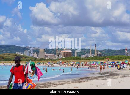 Touristen und Einheimische genießen „Spiagge Bianche“, den weißen Sandstrand in Rosignano Solvay, Italien, am 1. September 2020. Der Strand soll wegen der chemischen Verschmutzung einer nahegelegenen Fabrik in den 1990er Jahren hochgiftig sein, aber es ist immer noch eine Touristenattraktion. © Peter Schatz / Alamy Stock Photos Stockfoto