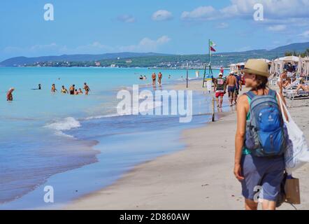 Touristen und Einheimische genießen „Spiagge Bianche“, den weißen Sandstrand in Rosignano Solvay, Italien, am 1. September 2020. Der Strand soll wegen der chemischen Verschmutzung einer nahegelegenen Fabrik in den 1990er Jahren hochgiftig sein, aber es ist immer noch eine Touristenattraktion. © Peter Schatz / Alamy Stock Photos Stockfoto