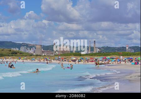 Touristen und Einheimische genießen „Spiagge Bianche“, den weißen Sandstrand in Rosignano Solvay, Italien, am 1. September 2020. Der Strand soll wegen der chemischen Verschmutzung einer nahegelegenen Fabrik in den 1990er Jahren hochgiftig sein, aber es ist immer noch eine Touristenattraktion. © Peter Schatz / Alamy Stock Photos Stockfoto