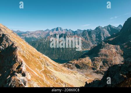 Berggipfel Miedziane in der Hohen Tatra, Polen im Herbst, mit kupferfarbenem Gras, gesehen vom Berg Szpiglasowy Wierch mit Morskie Oko. Stockfoto