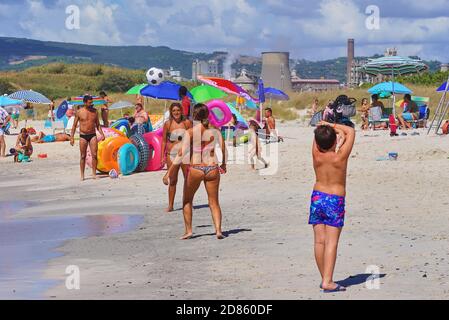 Touristen und Einheimische genießen „Spiagge Bianche“, den weißen Sandstrand in Rosignano Solvay, Italien, am 1. September 2020. Der Strand soll wegen der chemischen Verschmutzung einer nahegelegenen Fabrik in den 1990er Jahren hochgiftig sein, aber es ist immer noch eine Touristenattraktion. © Peter Schatz / Alamy Stock Photos Stockfoto