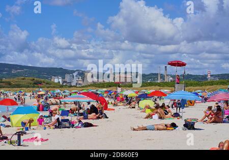 Touristen und Einheimische genießen „Spiagge Bianche“, den weißen Sandstrand in Rosignano Solvay, Italien, am 1. September 2020. Der Strand soll wegen der chemischen Verschmutzung einer nahegelegenen Fabrik in den 1990er Jahren hochgiftig sein, aber es ist immer noch eine Touristenattraktion. © Peter Schatz / Alamy Stock Photos Stockfoto