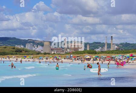 Touristen und Einheimische genießen „Spiagge Bianche“, den weißen Sandstrand in Rosignano Solvay, Italien, am 1. September 2020. Der Strand soll wegen der chemischen Verschmutzung einer nahegelegenen Fabrik in den 1990er Jahren hochgiftig sein, aber es ist immer noch eine Touristenattraktion. © Peter Schatz / Alamy Stock Photos Stockfoto