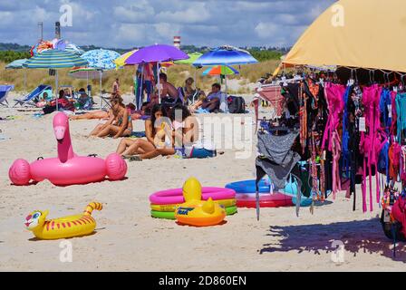 Touristen und Einheimische genießen „Spiagge Bianche“, den weißen Sandstrand in Rosignano Solvay, Italien, am 1. September 2020. Der Strand soll wegen der chemischen Verschmutzung einer nahegelegenen Fabrik in den 1990er Jahren hochgiftig sein, aber es ist immer noch eine Touristenattraktion. © Peter Schatz / Alamy Stock Photos Stockfoto