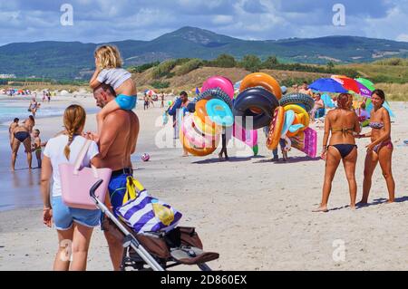 Touristen und Einheimische genießen „Spiagge Bianche“, den weißen Sandstrand in Rosignano Solvay, Italien, am 1. September 2020. Der Strand soll wegen der chemischen Verschmutzung einer nahegelegenen Fabrik in den 1990er Jahren hochgiftig sein, aber es ist immer noch eine Touristenattraktion. © Peter Schatz / Alamy Stock Photos Stockfoto