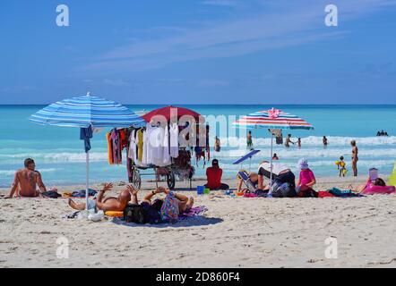 Touristen und Einheimische genießen „Spiagge Bianche“, den weißen Sandstrand in Rosignano Solvay, Italien, am 1. September 2020. Der Strand soll wegen der chemischen Verschmutzung einer nahegelegenen Fabrik in den 1990er Jahren hochgiftig sein, aber es ist immer noch eine Touristenattraktion. © Peter Schatz / Alamy Stock Photos Stockfoto