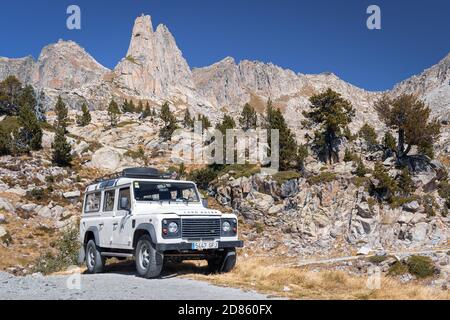 ESPOT, SPANIEN-5. SEPTEMBER 2020: Land Rover Defender 110 Kombi steht auf einer Bergstraße Stockfoto