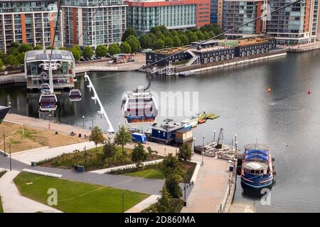 Großbritannien, London, Royal Dock erhöhte Sicht auf Emirates Air Line Cable Car Station Stockfoto