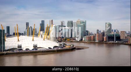 Großbritannien, London, North Greenwich, erhöhter Panoramablick auf die O2 Arena (Millennium Dome) und Canary Wharf kommerzielle Immobilienentwicklung Stockfoto