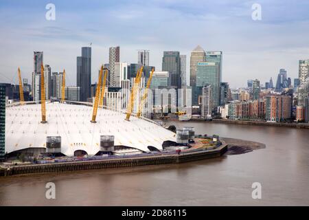 Großbritannien, London, North Greenwich, erhöhter Blick auf O2 Arena (Millennium Dome) und Canary Wharf kommerzielle Immobilienentwicklung Stockfoto