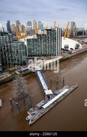 Großbritannien, London, North Greenwich, erhöhter Blick Thames Clipper Bootsanlegestelle auf der Themse an der O2 Arena (Millennium Dome) Stockfoto