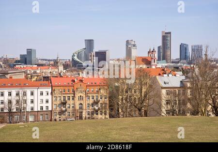 Blick auf die neue Stadt, am Stadtteil Snipiskes von Tauras Hügel in Vilnius. Litauen Stockfoto