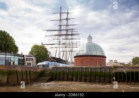 Großbritannien, London, Greenwich, Cutty Sark, historischer Teeklipper am gewölbten Eingang zum Greenwich-Fußtunnel Stockfoto