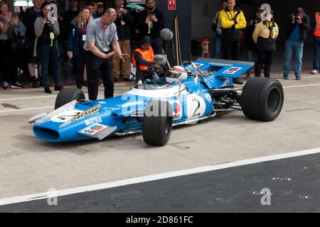 Sir Jackie Stewart kehrt in seiner 1969 in der Meisterschaft siegreichen Matra MS80-02 auf die Pit Lane zurück, nachdem er einige Hochgeschwindigkeitsrunden um Silverstone absolviert hat Stockfoto