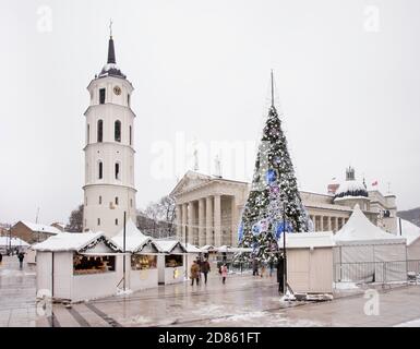 Weihnachtsdekoration des Domplatzes in Vilnius. Litauen Stockfoto
