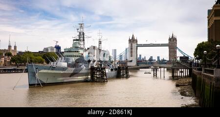 Großbritannien, London, Themse, HMS Belfast, Kriegsschiff aus dem 2. Weltkrieg in der Nähe der Tower Bridge, Panorama Stockfoto