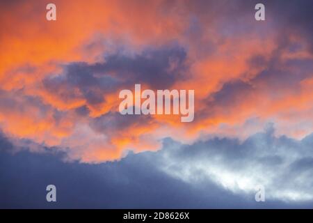 Sonnenuntergangswolken in Irthington, Cumbria UK Stockfoto