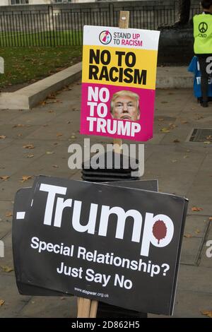 London, 28. September 2017:- Demonstranten versammeln sich in Whitehall, gegenüber Downing Street, um gegen die wachsenden Spannungen zwischen Nordkorea und den USA zu protestieren Stockfoto