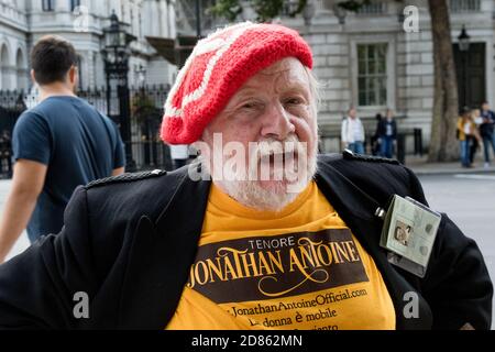 London, 28. September 2017:- Demonstranten versammeln sich in Whitehall, gegenüber Downing Street, um gegen die wachsenden Spannungen zwischen Nordkorea und den USA zu protestieren Stockfoto