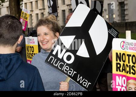 London, 28. September 2017:- Demonstranten versammeln sich in Whitehall, gegenüber Downing Street, um gegen die wachsenden Spannungen zwischen Nordkorea und den USA zu protestieren Stockfoto