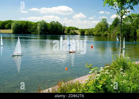 Modellboote auf See, Cosmeston Lakes Country Park, Penarth, Tal von Glamorgan, South Wales. Stockfoto