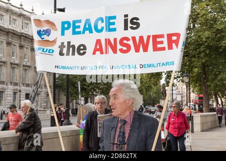 London, 28. September 2017:- Demonstranten versammeln sich in Whitehall, gegenüber Downing Street, um gegen die wachsenden Spannungen zwischen Nordkorea und den USA zu protestieren Stockfoto