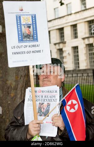 London, 28. September 2017:- Demonstranten versammeln sich in Whitehall, gegenüber Downing Street, um gegen die wachsenden Spannungen zwischen Nordkorea und den USA zu protestieren Stockfoto