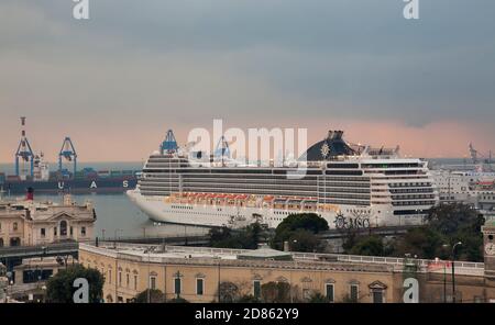 Blick auf das Kreuzfahrtschiff MSC Poesia in Genua. Italien Stockfoto