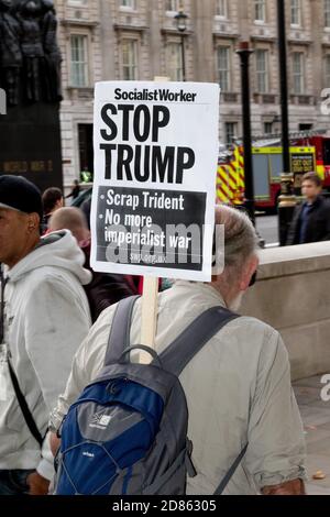 London, 28. September 2017:- Demonstranten versammeln sich in Whitehall, gegenüber Downing Street, um gegen die wachsenden Spannungen zwischen Nordkorea und den USA zu protestieren Stockfoto