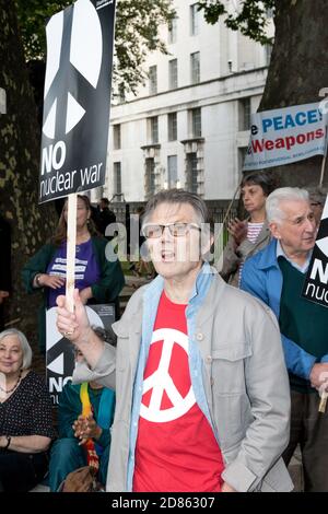 London, 28. September 2017:- Demonstranten versammeln sich in Whitehall, gegenüber Downing Street, um gegen die wachsenden Spannungen zwischen Nordkorea und den USA zu protestieren Stockfoto