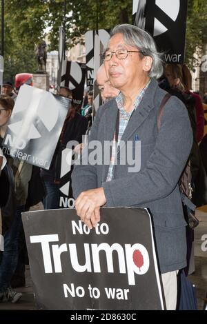 London, 28. September 2017:- Demonstranten versammeln sich in Whitehall, gegenüber Downing Street, um gegen die wachsenden Spannungen zwischen Nordkorea und den USA zu protestieren Stockfoto