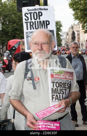 London, 28. September 2017:- Demonstranten versammeln sich in Whitehall, gegenüber Downing Street, um gegen die wachsenden Spannungen zwischen Nordkorea und den USA zu protestieren Stockfoto