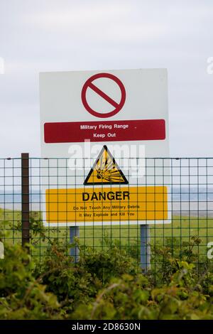 Isle of Grain, Vereinigtes Königreich, 18. Mai 2018:- Warnschilder entlang des Umfangs eines militärischen Schießbereichs des Verteidigungsministeriums Stockfoto