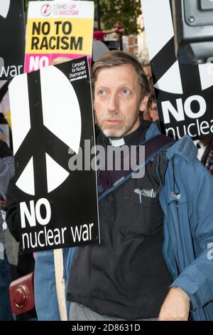 London, 28. September 2017:- Demonstranten versammeln sich in Whitehall, gegenüber Downing Street, um gegen die wachsenden Spannungen zwischen Nordkorea und den USA zu protestieren Stockfoto