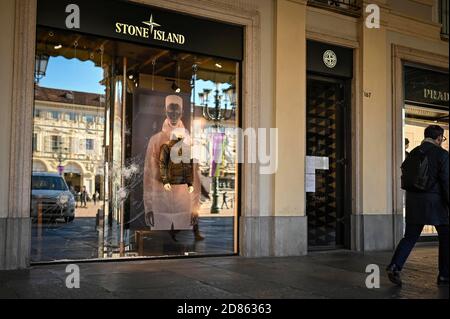 Turin. Die Schaufenster des Zentrums beschädigt nach den Zusammenstößen für den Protest gegen das neue DPCM für den Covid19 Notfall auf dem Foto: Stockfoto