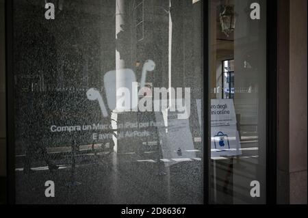 Turin. Die Schaufenster des Zentrums beschädigt nach den Zusammenstößen für den Protest gegen das neue DPCM für den Covid19 Notfall auf dem Foto: Stockfoto