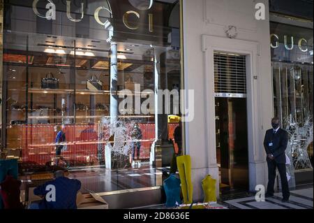 Turin. Die Schaufenster des Zentrums beschädigt nach den Zusammenstößen für den Protest gegen das neue DPCM für den Covid19 Notfall auf dem Foto: Stockfoto