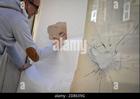 Turin. Die Schaufenster des Zentrums beschädigt nach den Zusammenstößen für den Protest gegen das neue DPCM für den Covid19 Notfall auf dem Foto: Stockfoto